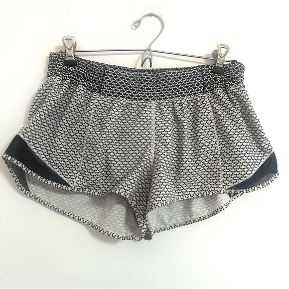 Lululemon Hotty Hot Short II *2.5" Monochromic White / Monochromic Black Size 8 - Picture 5 of 8